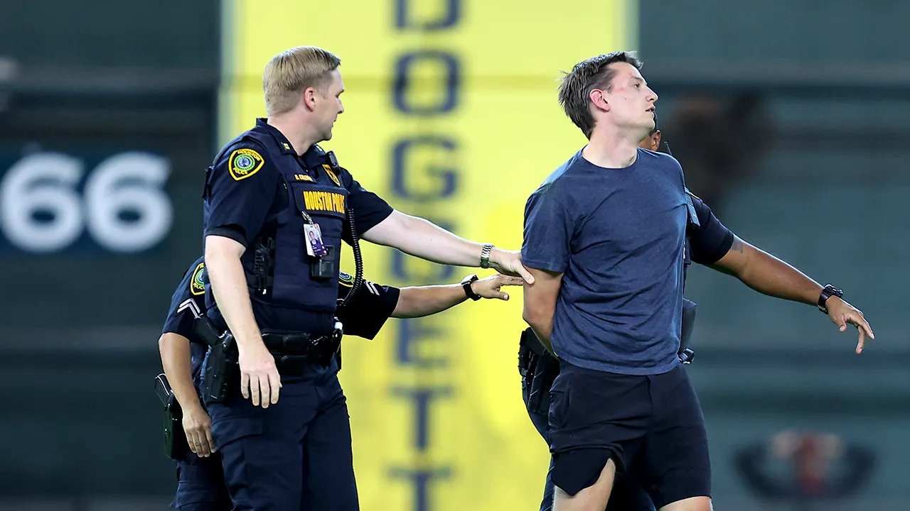 Astros-Orioles interrupted by field invader