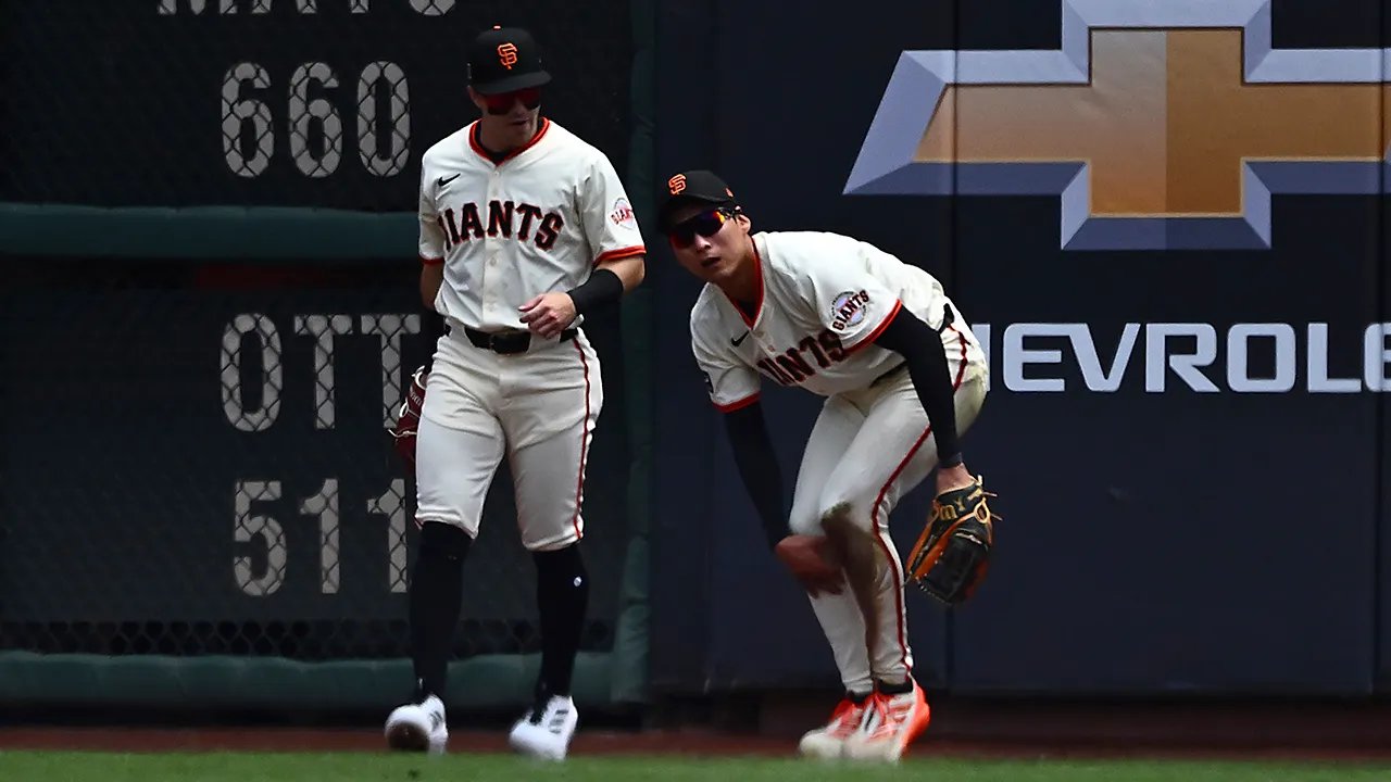 SF Giants’ Jung Hoo Lee makes wild catch