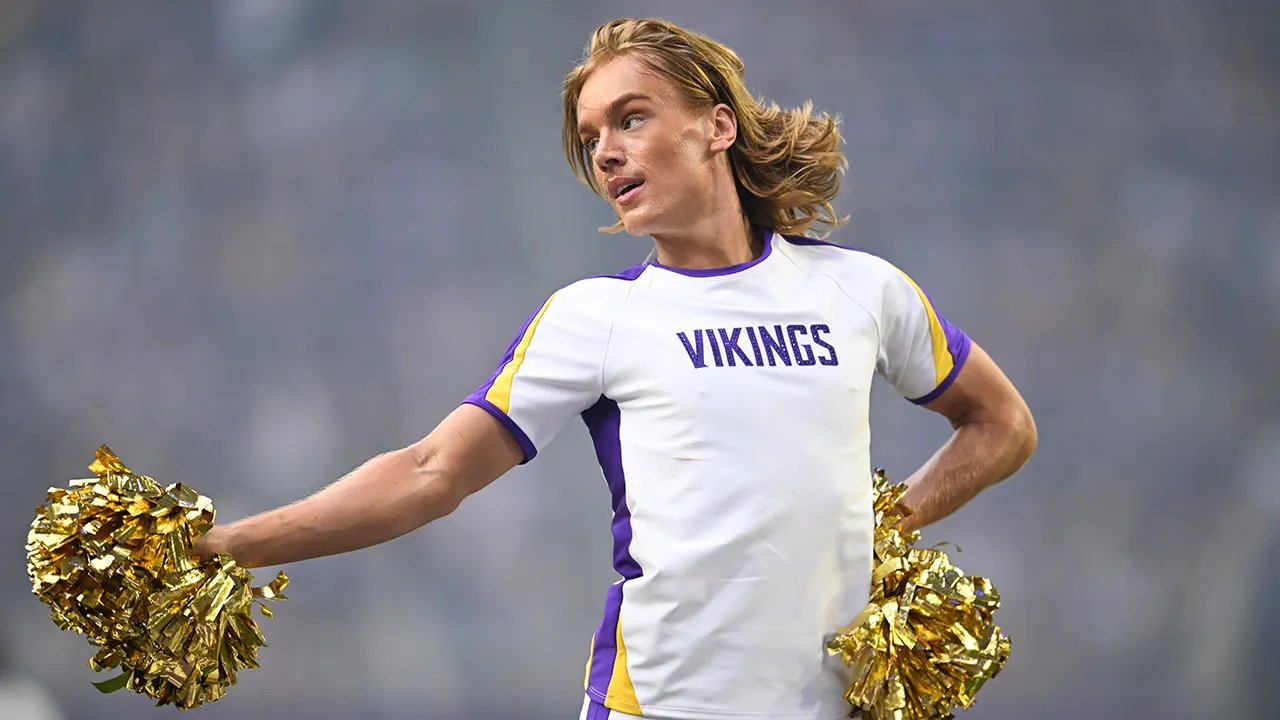 Vikings’ male cheerleaders stir debate on social media