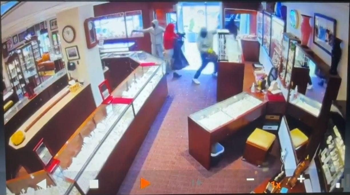 Masked robbers steal $2 million in jewelry from Seattle store in midday heist